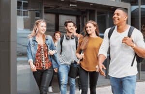 Groupe d'étudiants faisant leur rentrée dans un CFA avant la signature de leur contrat d'alternance.
