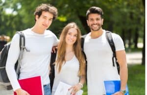 Étudiants souriants préparant leur projet d'alternance en contrat d'apprentissage ou de professionnalisation.
